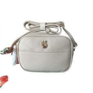 Gloria Vanderbilt Taupe camera crossbody New